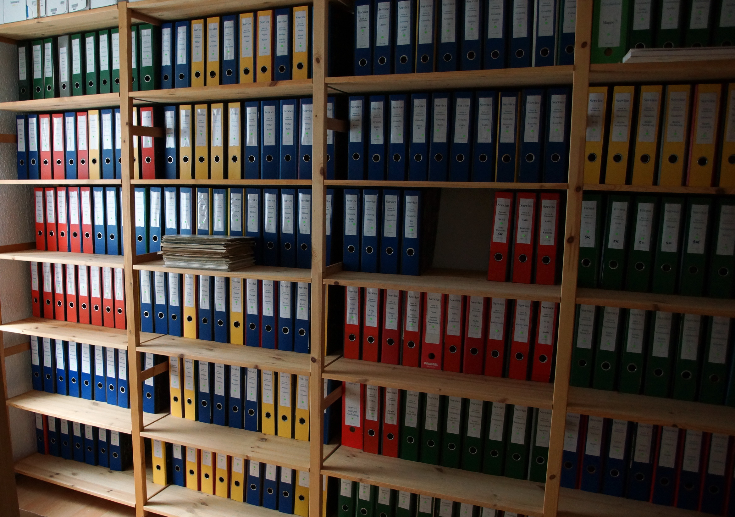 Regale mit erschlossenen Serviceunterlagen im GFGF-Archiv